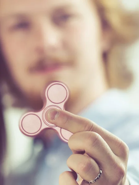 Homem Fascinado Por Fidget Spinner Rosa Tendência Mídia Social Conceito — Fotografia de Stock