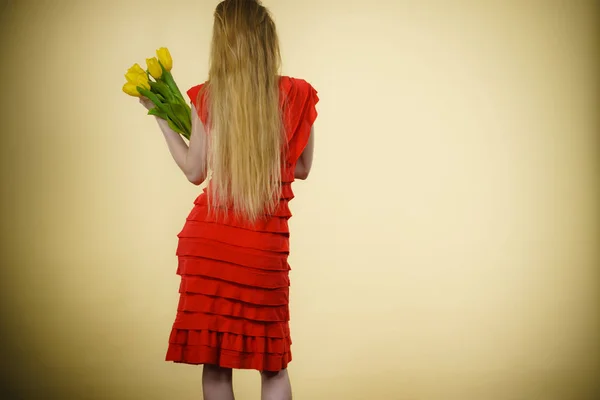 Międzynarodowy Dzień Kobiet Marszów Piękna Blondynka Długie Włosy Żółtymi Tulipanami — Zdjęcie stockowe