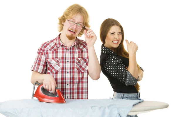 Mulher Sendo Feliz Enquanto Seu Homem Entediado Está Fazendo Tarefas — Fotografia de Stock