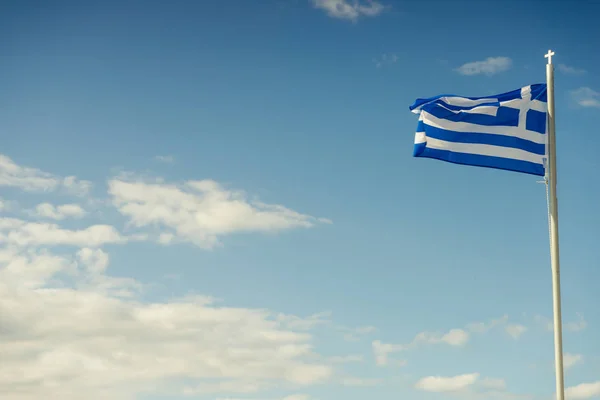 Bandera Griega Ondeando Aire Libre Con Viento Contra Cielo Azul —  Fotos de Stock