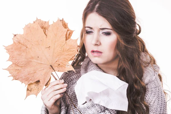 Kranke Frierende Frau Mit Ahornblättern Die Gewebe Niest Mädchen Zitternd — Stockfoto