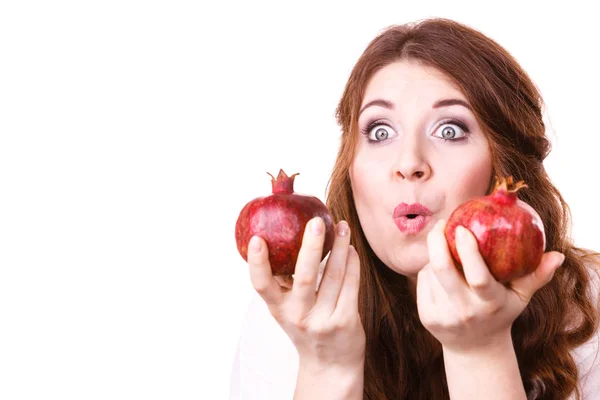 Mulher Menina Morena Alegre Segurando Frutas Romã Nas Mãos Isolado — Fotografia de Stock