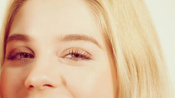 Närbild Ung Kvinna Glad Ögon Med Vackra Ögonlocket Utgör Ansikte — Stockfoto