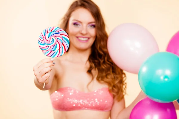 Mulher Sorridente Menina Alegre Segurando Balões Coloridos Pirulito Doce Nas — Fotografia de Stock