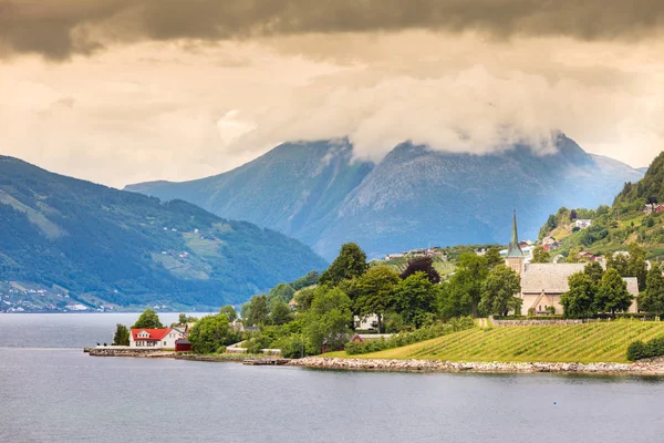 Turismo Férias Viagens Montanhas Fiorde Com Pequena Aldeia Verão Noruega — Fotografia de Stock