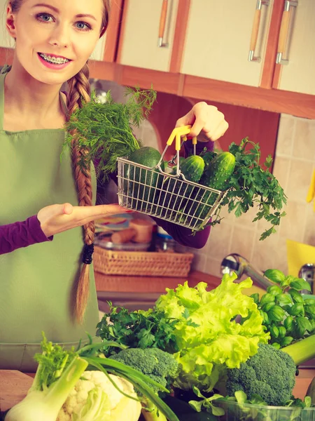 Köpa Hälsosam Kost Mat Koncept Kvinna Köket Med Många Gröna — Stockfoto