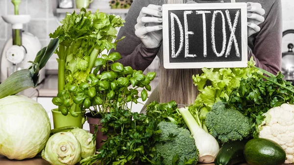 Frau Küche Mit Viel Grünem Gemüse Präsentiert Tafel Mit Entgiftungszeichen — Stockfoto