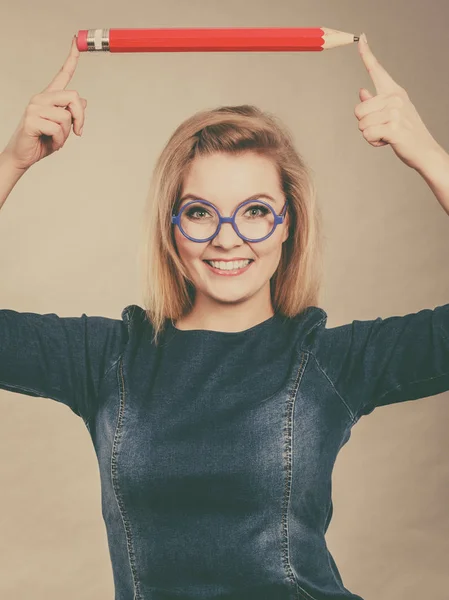 Mujer Sonriente Positiva Estudiante Rubia Maestra Sosteniendo Gran Dibujo Lápiz — Foto de Stock