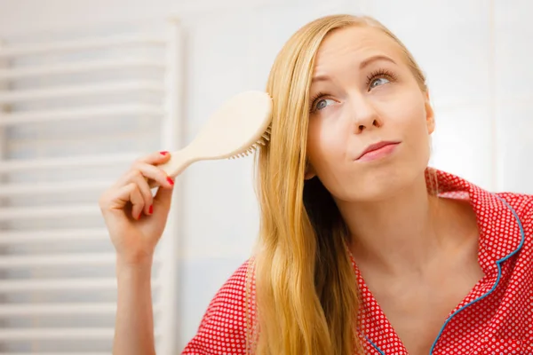Banyoda Uzun Düz Saçlarını Ahşap Tarakla Tarayan Bir Kadın Kız — Stok fotoğraf