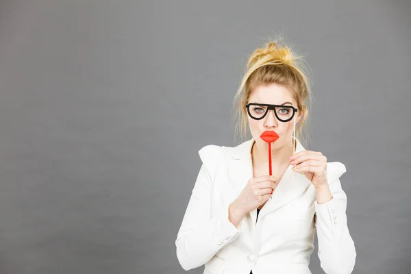 Fröhliche Elegante Frau Mit Karnevalszubehör Stock Die Weißer Bürojacke Spaß — Stockfoto