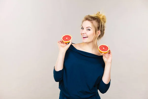 Hälsosam Kost Uppfriskande Mat Full Vitaminer Lycklig Kvinna Som Håller — Stockfoto