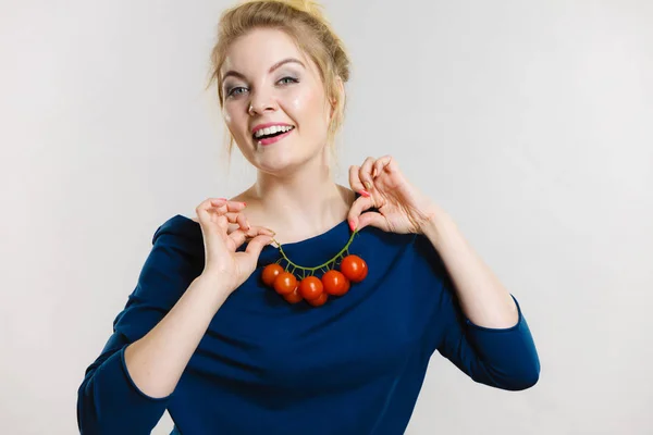 有機野菜や食品のコンセプト 幸せな正笑顔女性保持新鮮なチェリートマト — ストック写真