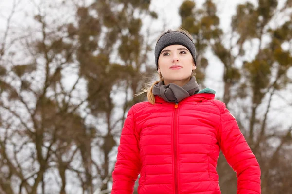 Mujer Vestida Con Ropa Deportiva Caliente Preparándose Antes Hacer Ejercicio —  Fotos de Stock