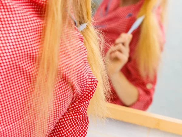 Mulher Penteando Escovando Seu Longo Cabelo Liso Banheiro Olhando Espelho — Fotografia de Stock