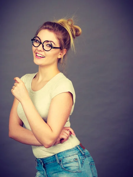 快乐的少女 戴着眼镜 白色T恤和牛仔裤 青少年时尚概念 — 图库照片