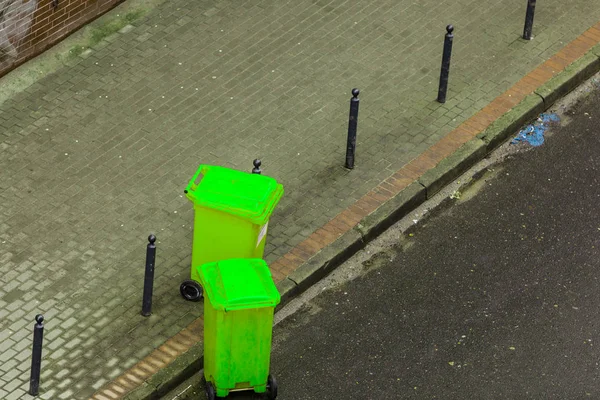 Plastik Yeşil Tekerlekli Kutuları Çöp Kamyonu Için Bekleyen Dışında Sokakta — Stok fotoğraf