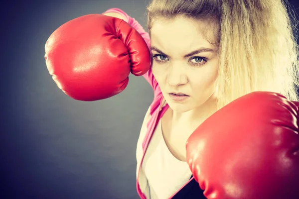 Sportovně Rozzlobená Odhodlaná Žena Červených Boxerských Rukavicích Bojující Studio Záběr — Stock fotografie