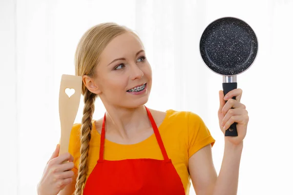 Gelukkig Vrolijke Jonge Vrouw Dragen Schort Met Kleine Kookpan Houten — Stockfoto