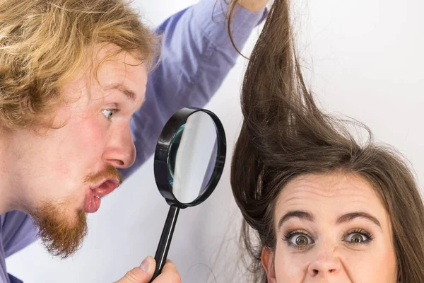 Чоловік Дивиться Коріння Волосся Жінки Використовуючи Збільшувальне Скло Хлопець Має — стокове фото