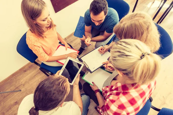 Teamvergadering Start Concept Mannelijke Vrouwelijke Diversiteit Jongeren Die Samen Studeren — Stockfoto