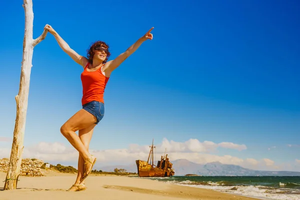 Libertà Viaggio Donna Turista Matura Sulla Spiaggia Godendo Vacanze Estive — Foto Stock