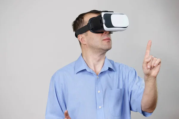 Homem Negócios Vestindo Óculos Realidade Virtual Fone Ouvido Caixa Conexão — Fotografia de Stock
