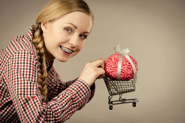 Счастливая Женщина Держит Тележку Мозгами Внутри Умная Ответственная Концепция Покупки — стоковое фото