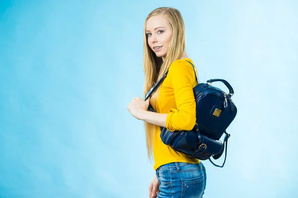 Blondýny Dospívající Dívka Chodí Školy Nebo Vysokou Stylovém Batohu Oblečení — Stock fotografie