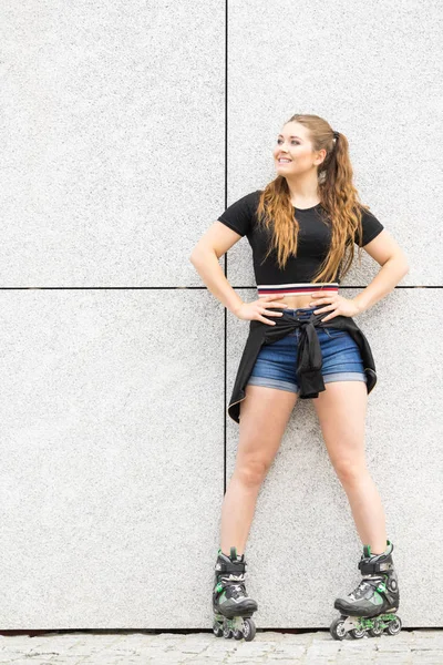 Feliz Joven Alegre Con Patines Ciudad Mujer Siendo Deportivo Divirtiéndose —  Fotos de Stock