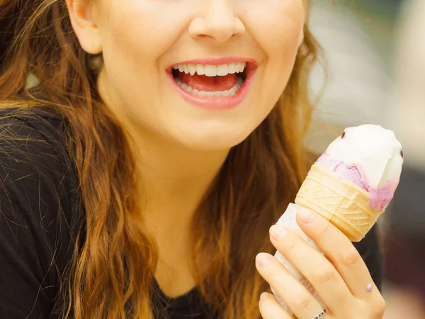 Szczęśliwa Młoda Zabawna Kobieta Długimi Brązowymi Włosami Jedząca Lody — Zdjęcie stockowe