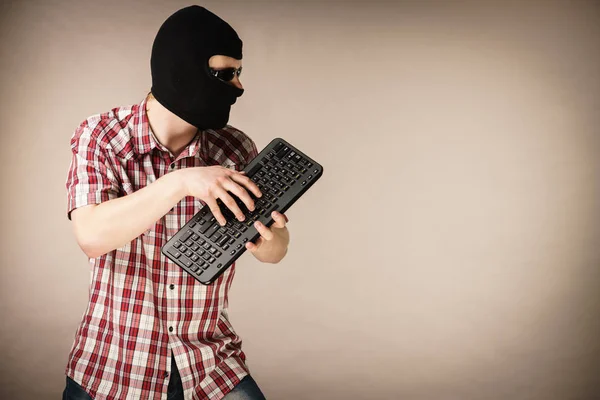 Gekke Hacker Onherkenbare Man Draagt Zwarte Bivakmuts Met Computertoetsenbord Haat — Stockfoto