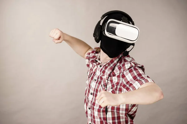 男人穿着虚拟现实装置玩电子游戏 游戏玩家游戏设备概念 — 图库照片