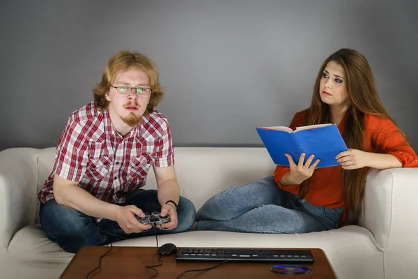 Pareja Sentada Sofá Pasando Tiempo Libre Hombre Jugando Videojuegos Mujeres —  Fotos de Stock