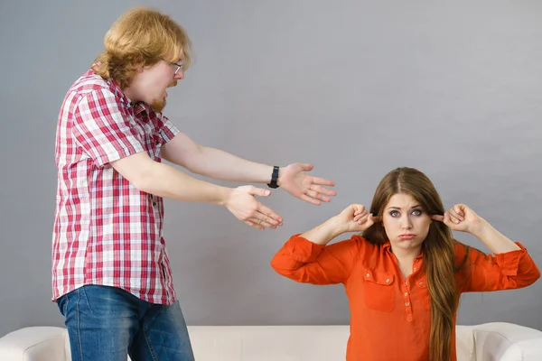 У мужчины и женщины конфликт. Парень игнорирует то, что говорит его девушка. Дружба, пара трудности расставания и проблемы концепции
. — стоковое изображение Мужчины Женщины Конфликт Парень Игнорирует Говорит Девушка Дружба Пара Трудности — стоковое фото