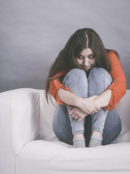 Traurige Besorgte Frau Wartet Auf Etwas Das Auf Dem Sofa — Stockfoto