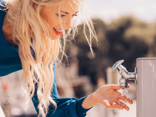 Mujer Lavándose Las Manos Aire Libre Dispensador Agua Salada Concepto — Foto de Stock