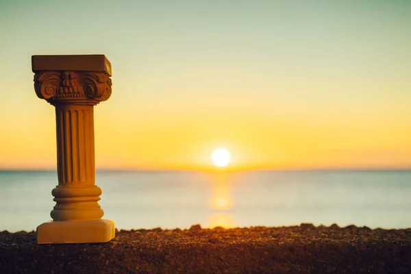 Grekiska Kolumn Stranden Och Vackra Solnedgången Över Havet Ytbehandlar Grekland — Stockfoto