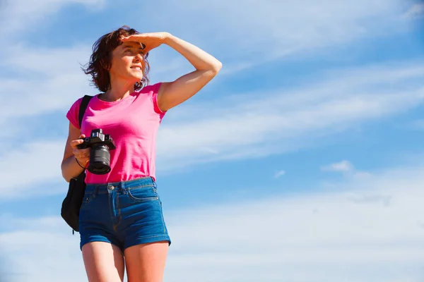 Turist Äventyrliga Vuxen Kvinna Att Utforska Naturen Och Tar Bilder — Stockfoto