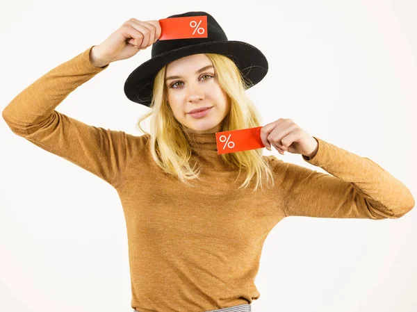Woman Hat Showing Tag Shopping Sale Percentage Sign Enjoying Cheap — Stock Photo, Image