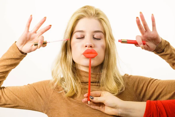 Young Adult Woman Applying Lipstick Lip Gloss Getting Her Make — Stock Photo, Image