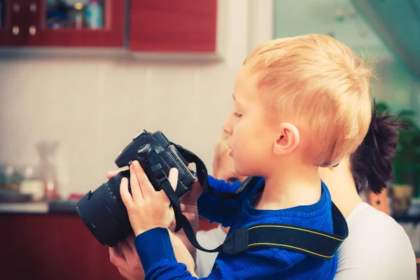 Concepto Pasión Infantil Pasatiempos Niño Jugando Con Una Gran Cámara —  Fotos de Stock