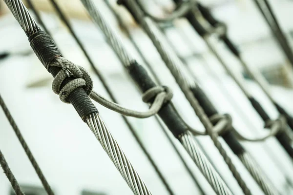 Detaillierte Nahaufnahme Der Masttakelei Auf Einem Segelboot Während Der Kreuzfahrt — Stockfoto