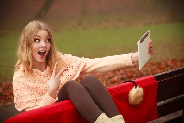 Podzimní Čas Lidí Venku Blondýnka Digitálním Tabletu Mladá Dáma Sedí — Stock fotografie
