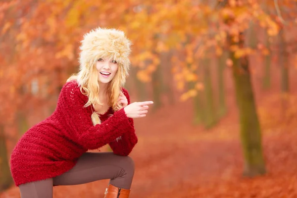 Mulher Muito Sorridente Moda Outono Floresta Parque Apontando Espaço Cópia — Fotografia de Stock