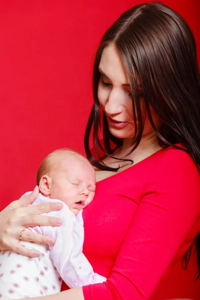 Koncepcja Rodziny Dzieciństwa Rodzicielstwa Mało Noworodek Śpi Klatce Piersiowej Matki — Zdjęcie stockowe