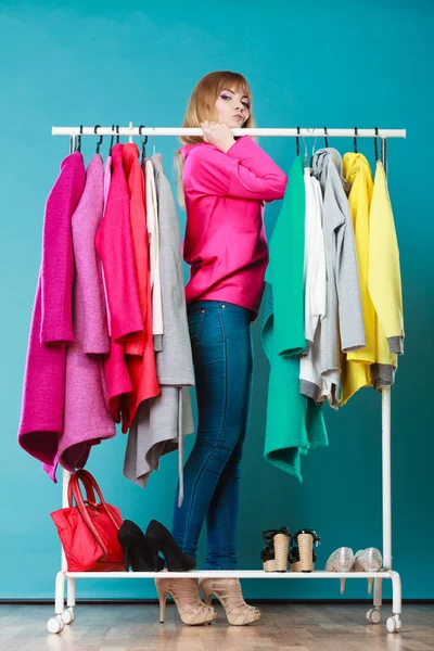 Vacker Kvinna Att Välja Kläder Att Bära Garderob Attraktiv Ung — Stockfoto