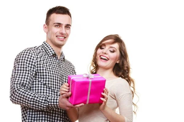 Férias Casal Conceito Felicidade Sorrindo Homem Bonito Dando Sua Mulher — Fotografia de Stock