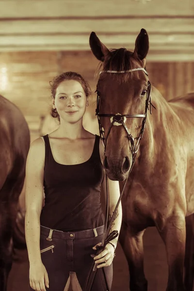 Dier Horsemanship Concept Vrouw Stond Naast Bruin Paard Stal Natuurlijk — Stockfoto