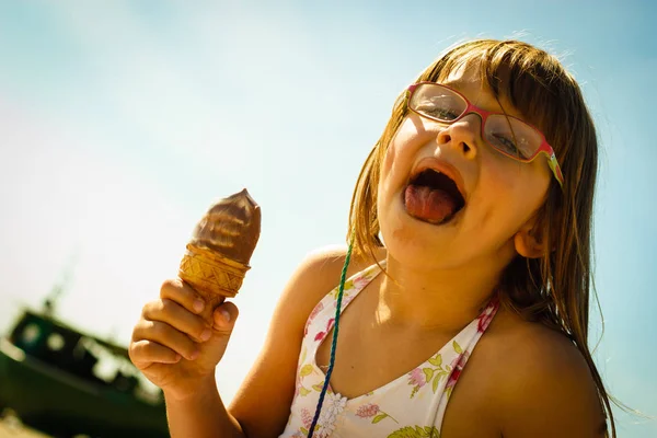 夏日欢乐 避暑休闲概念之外 蹒跚学步的女孩在海滩上吃冰淇淋的眼镜 — 图库照片