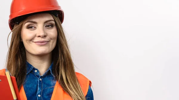 女性建設労働者ビルダー オレンジ ベスト赤ヘルメットの工学構造は ファイル パッドを保持しています 労働安全 スタジオ撮影 — ストック写真
